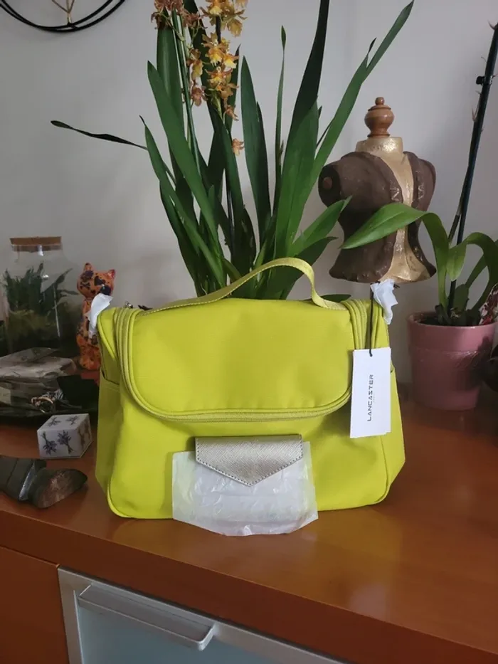 Savoir cabine porté epaule ou main. - photo numéro 2