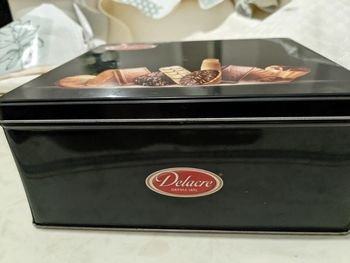 Boîte métallique à biscuits.