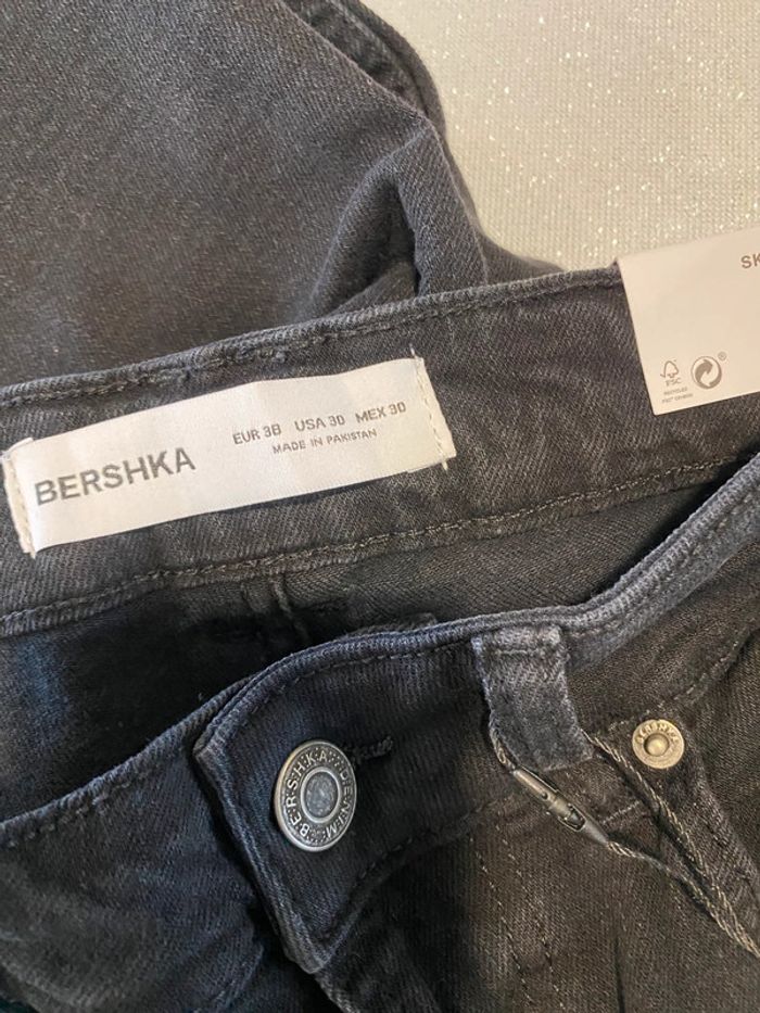 Joli jeans skinny noir neuf destroy Bershka taille 38 - photo numéro 8