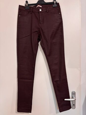 Pantalon Camaïeu couleur bordeaux