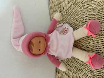 Poupée doudou Corolle 2013 robe rose bonnet rose lacet fluo 24 cm broderie fleur