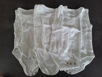 lot 3 bodies sans manches 3-6 mois