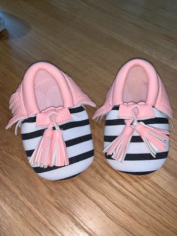Chaussure bébé fille Tao tape à l’œil  Motifs rayures  Franges + pompons