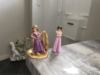2 figurines princesse raiponce disney