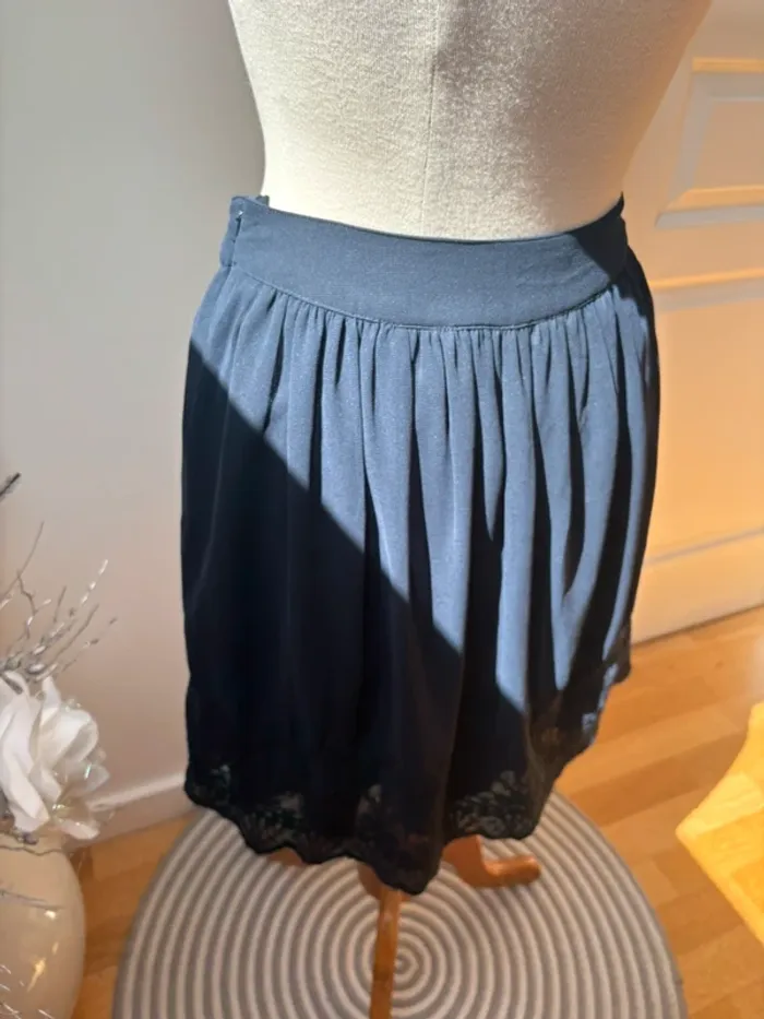 Sublime jupe courte bleu marine et dentelle brodée - Camaïeu - T38 - photo numéro 4
