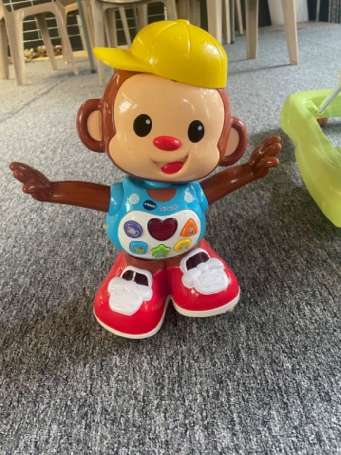 Singe musical et roulant tech