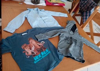 Lot 1 chemise et 2 t-shirts manches longues taille 6 ans en très bon état
