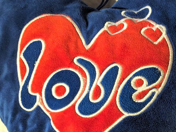 Petit Coussin Bleu Foncé Petit Cœur Rouge Centre Ecriture Love Amour Accessoire Petits Enfants Bébés - photo numéro 2