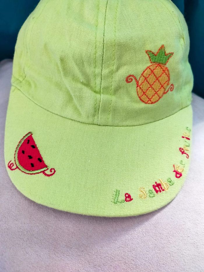 Casquette bébé vert citron – broderies fruits & texte coloré - photo numéro 2