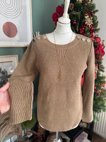 Pull en maille beige doré taille S/M boutons dorés sur l’épaule