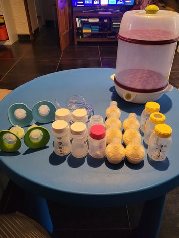 Biberon et pot pour allaitement medela