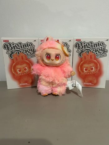 Labubu rose et jaune