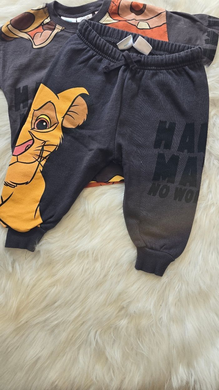 NEUF(non portés) 😍🥰superbe ensemble teeshirt mc et pantalon molleton 18 mois 86cm (le roi lion)  Garçon💙💙🤩😍 - photo numéro 4