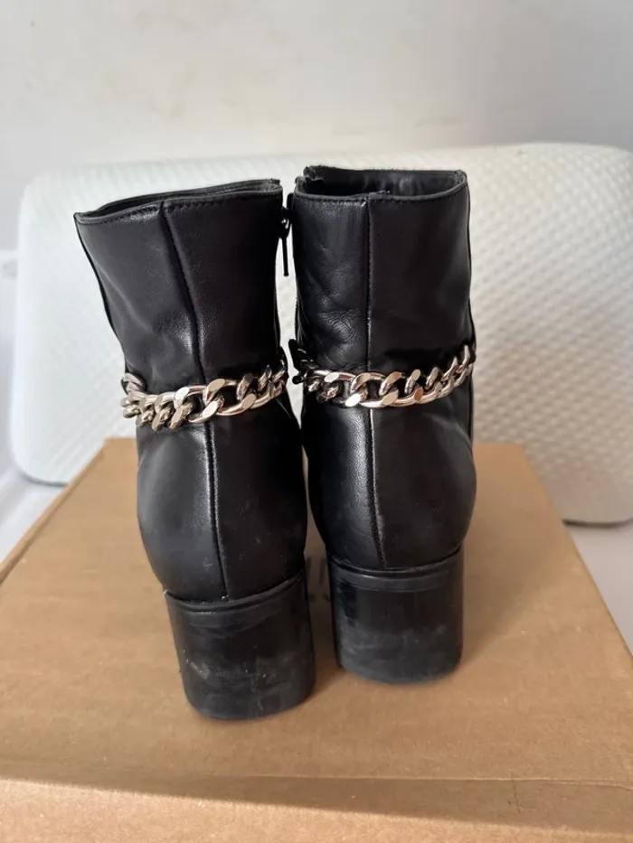 Chaussures avec chaînette - photo numéro 2