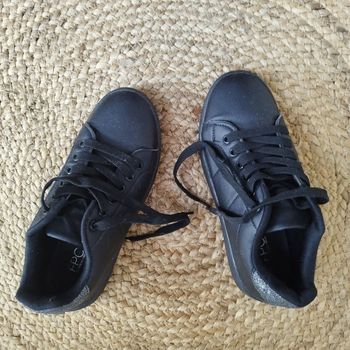 Baskets sans marque noire et paillettes