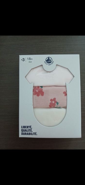 Lot de trois bodies manches courtes fille petit bateau 18 mois 