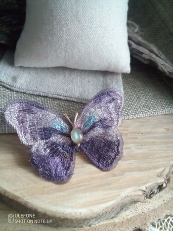 Broche papillon pierre naturelle et fils violets