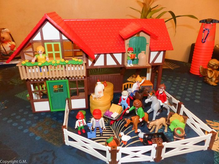 Playmobils la grande ferme moderne + personnages etc - photo numéro 3