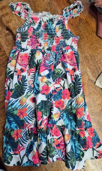 Très belle  Robe motif fleuri 4 ans