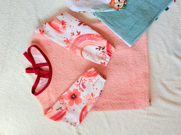 Tablier (bavoir manches longues) motifs Arc-en-ciel T.18-24 mois