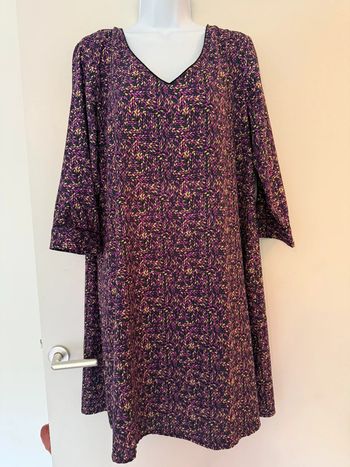 Jolie robe motifs violet BlanchePorte