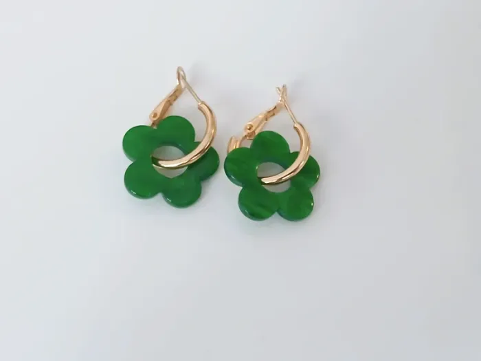 Boucles d’oreilles fleurs ton vert en résine – anneaux dorés