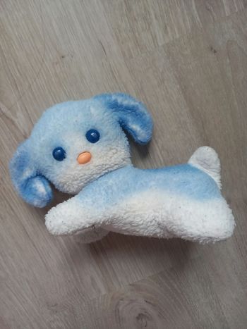 Doudou bleu et blanc avec boule qui fait du bruit