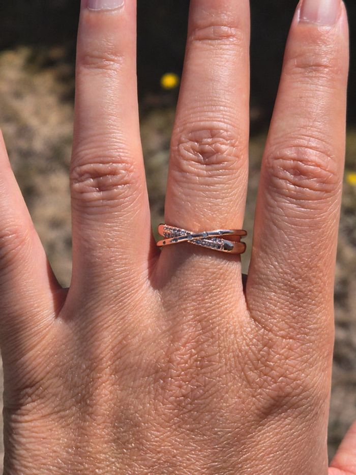 Jolie bague en acier or rose ajustable