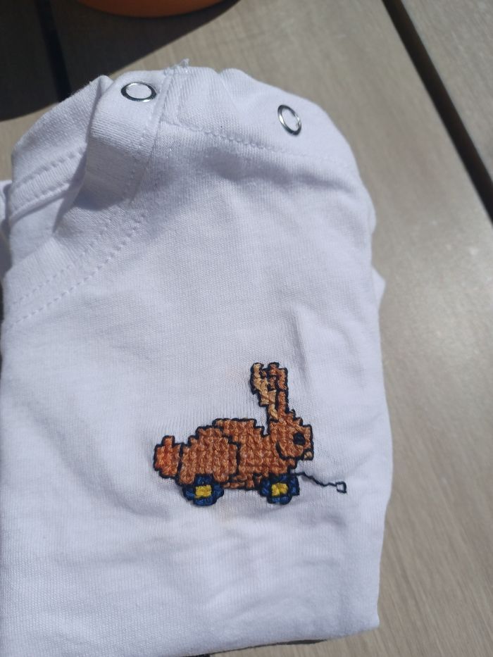 T-shirt petit lapin brodé main❤️ - photo numéro 3