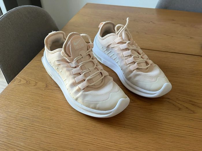Nike Air Max taille 38 couleur rose femme pale bon état