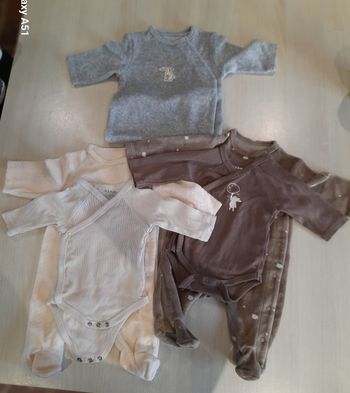Lot de pyjamas et bodys en taille 1 mois