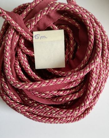 18 mètres de corde rouge et beige