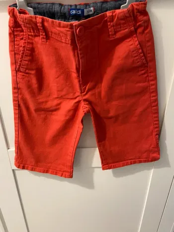 Short rouge slim excellent état 9 ans