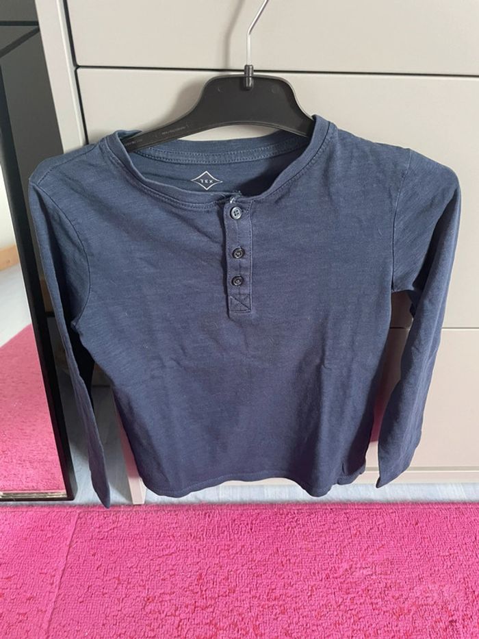 T-shirt manches longues, garçon, bleu marine, avec bouton décoration sur le devant