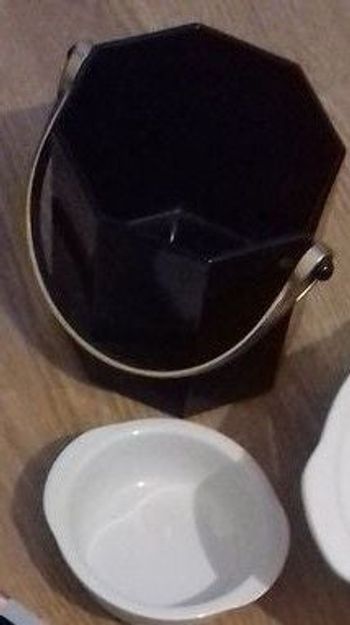 Pot à glaçon et petit plat.