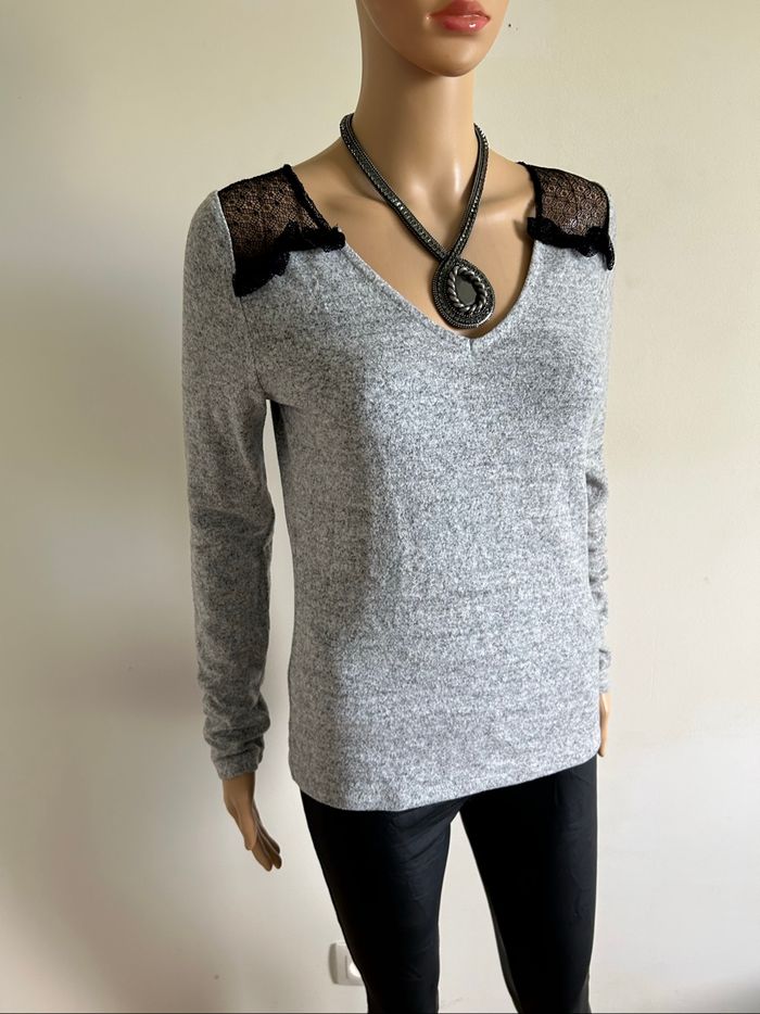 Pull gris et noir avec dentelle Naf Naf taille S excellent état - photo numéro 2