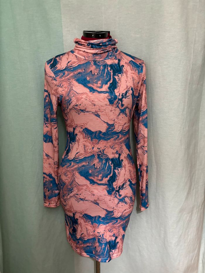 Superbe robe moulante Fashionkilla imprimée marbre