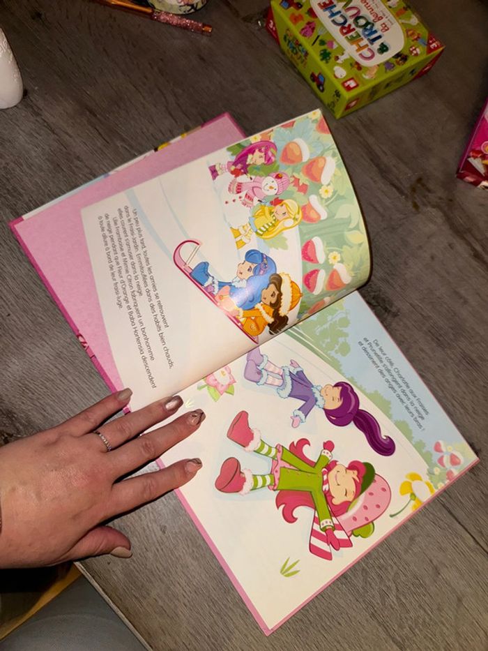Livre charlotte aux fraises fait du patin à glace - photo numéro 2