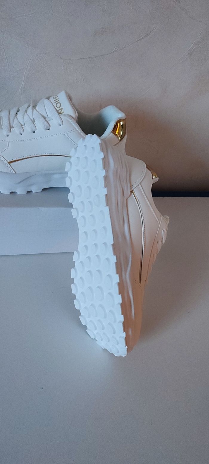 Jolie paire de baskets blanches et doré - photo numéro 3