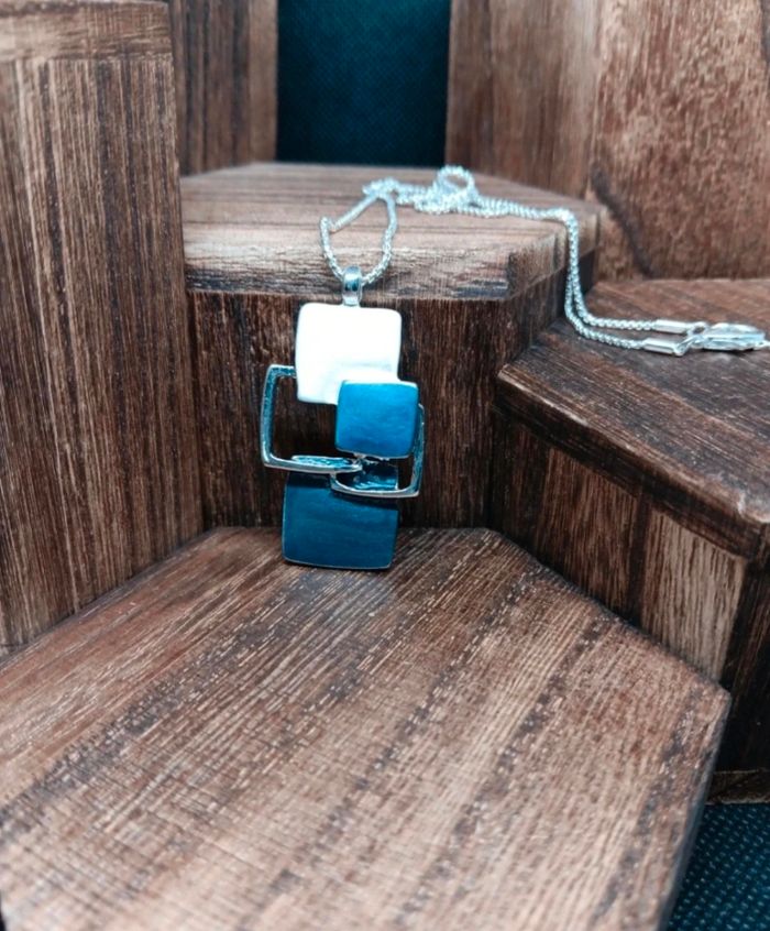 Collier Femme Élégant en Métal avec Pendentif Émaillé – Bijou Chic & Tendance
- photo numéro 4