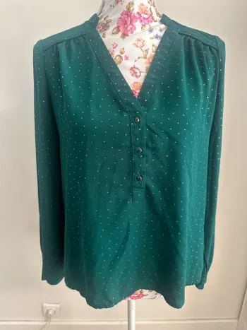 Chemise verte à pois doré