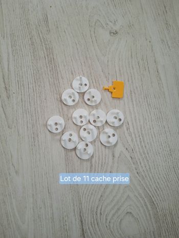 Lot de 11 caches-prises + clé de retrait