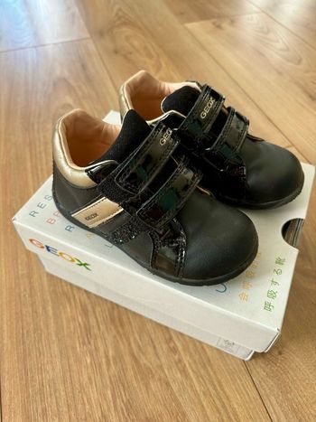Chaussures Geox noir dorées