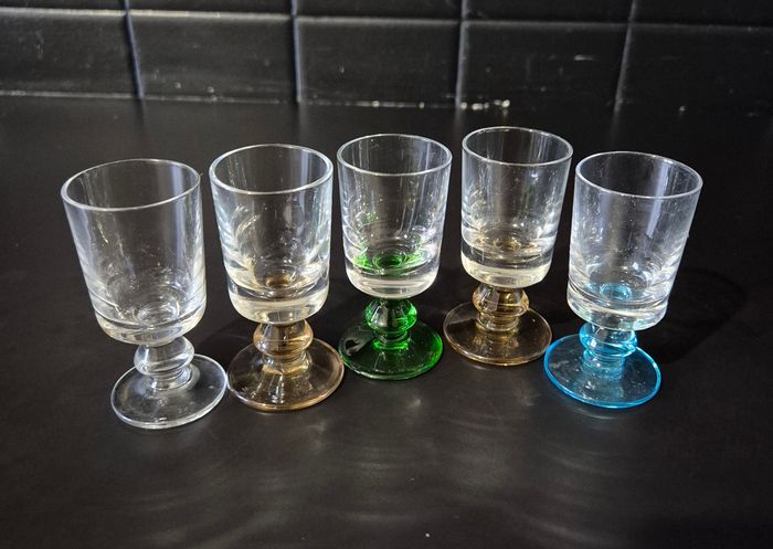 Lot 5 petits verres à liqueur colorés vintage - photo numéro 2