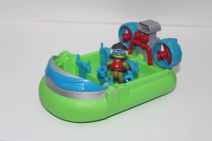 Figurine Léonardo + Véhicule Bateau Hydroglisseur -  TMNT