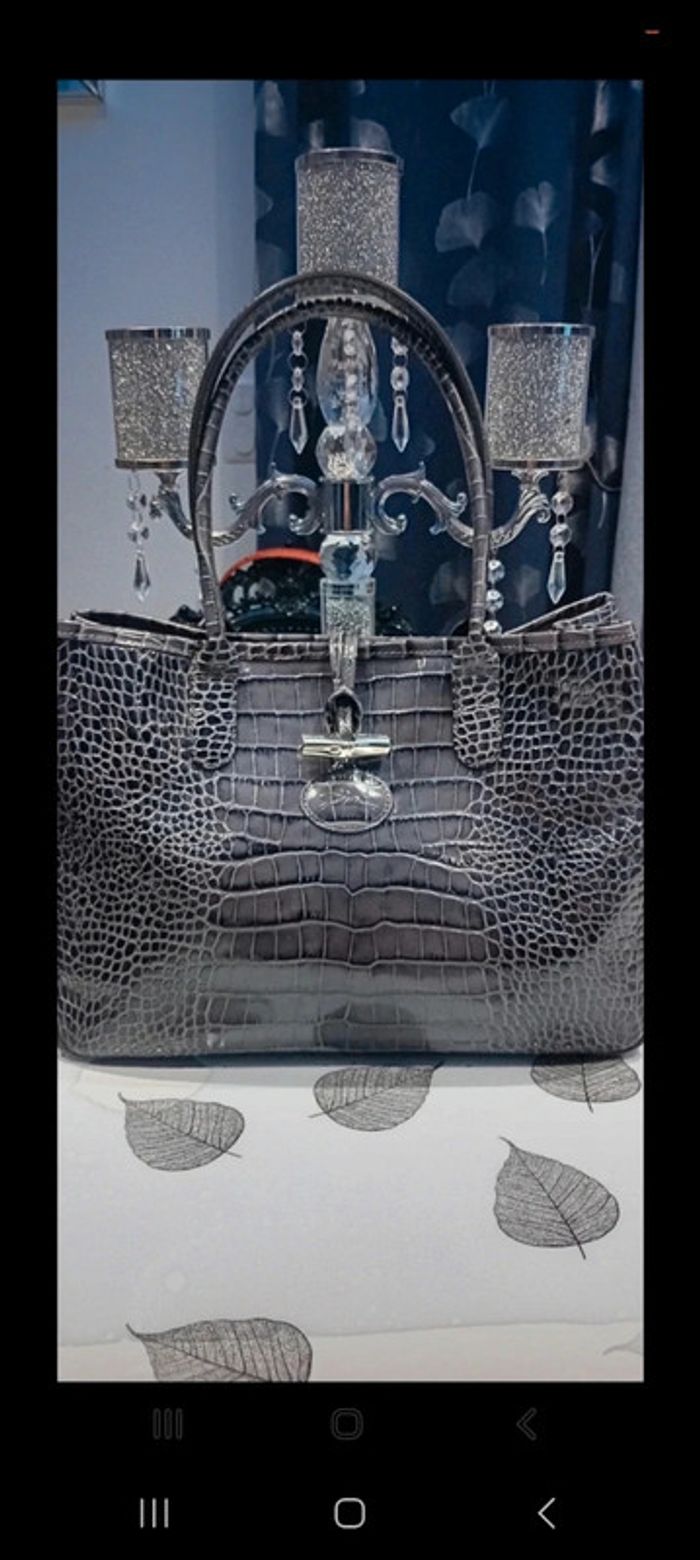 Sac longchamp grande capacité en porte épaule en cuir croco l état du sac en photo 
26x37x12