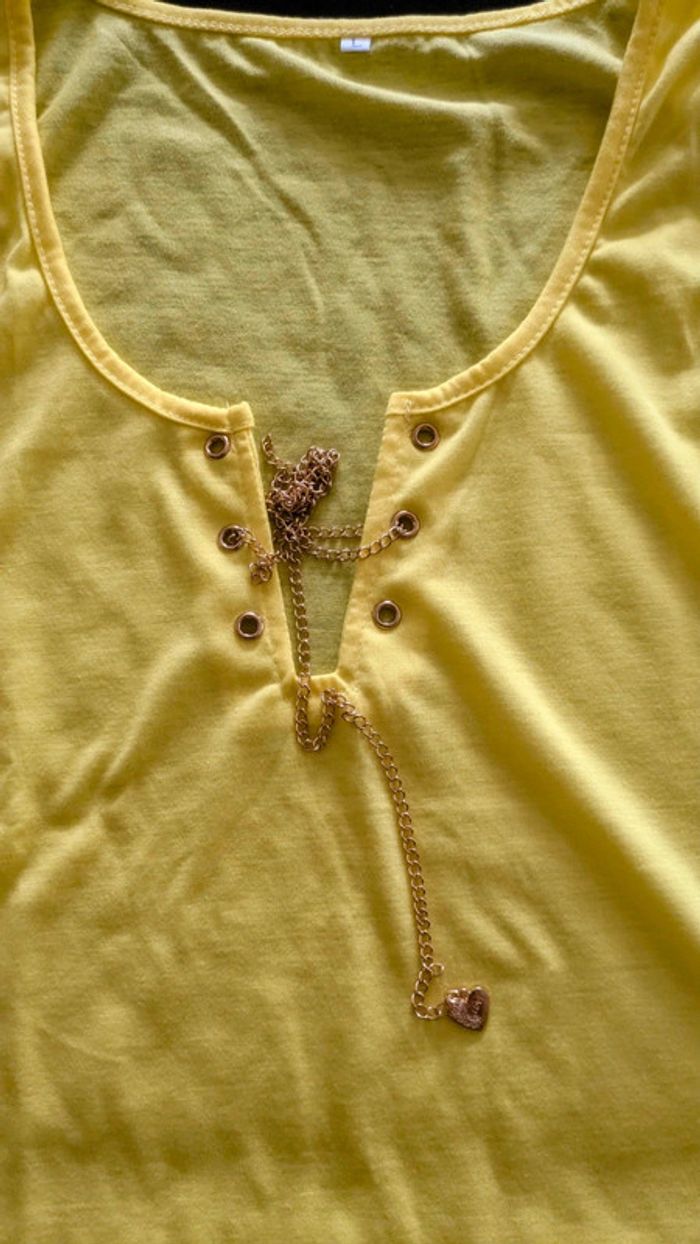 Jolie débardeur jaune avec chaînette coeur taille L jamais porté - photo numéro 2