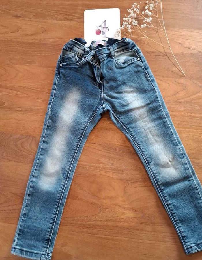 Jean délavé bleu _ 4 ans _ Gémo Petit tache au niveau du genoux