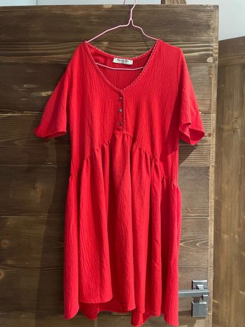 Robe rouge col V