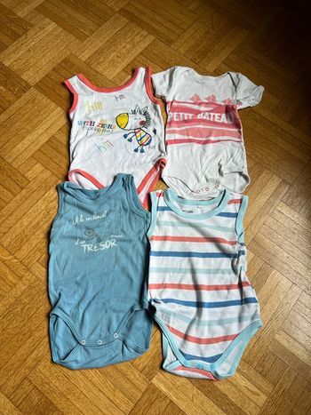 Lot 4 bodies manches courte 12/24mois